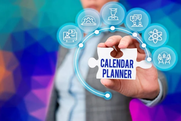 Υπογραφή εμφάνισης Planner ημερολογίου. Internet Concept πρόγραμμα δραστηριοτήτων ή εργασιών που πρέπει να ολοκληρωθεί Business Woman Holding παζλ κομμάτι Ξεκλείδωμα Νέα φουτουριστική τεχνολογία. — Φωτογραφία Αρχείου