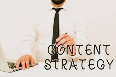 Metin İçeriği Stratejisi Yazılıyor. İçeriğin planlanması ve yönetiminin kavramsal fotoğrafı Uzak Ofis Çalışmaları Çevrimiçi İş Planı ve Tasarımları Sunar