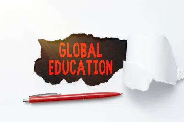 Znak tekstowy pokazujący Edukację Globalną. Koncepcja oznaczająca idee nauczane w celu wzmocnienia własnego s jest postrzeganie świata Rozdarcie na arkuszu ujawnia tło z piórem na pokładzie — Zdjęcie stockowe