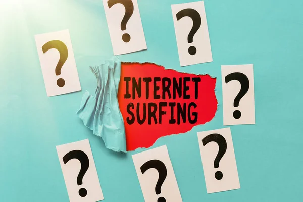 Assinar exibindo Internet Surfing. Conceito que significa navegar na Internet Navegando na web mundial Brainstorming Novas ideias e inspiração para soluções Problemas de avanço — Fotografia de Stock