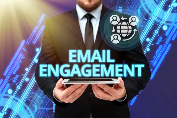 Χειρόγραφο σημάδι Email Engagement. Business overview measure πώς οι συνδρομητές συμμετέχουν στις εκστρατείες ηλεκτρονικού ταχυδρομείου Man In Office Uniform Holding Tablet Εμφάνιση νέας σύγχρονης τεχνολογίας. — Φωτογραφία Αρχείου