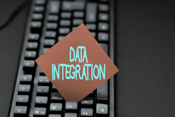 Escribir mostrando texto Integración de datos. Foto conceptual implica la combinación de datos que residen en diferentes fuentes Recopilación de datos importantes en línea, Desarrollo de la aplicación de procesamiento de palabras —  Fotos de Stock