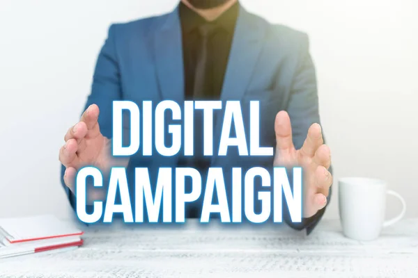 Sign displaying Digital Campaign. Concept meaning effort put forward by a company to drive engagement Discussing Important Idea Presenting And Explaining Business Plan Designs — 图库照片