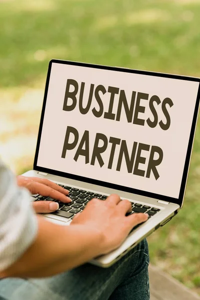 Testo calligrafico Business Partner. Foto concettuale entità commerciale con cui un'altra entità commerciale Online Jobs And Working Remotely Connecting People Together — Foto Stock