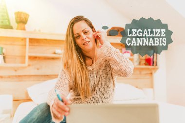 El yazısı metni Keneviri Yasallaştırdı. Eğlence amaçlı esrar kullanımını yasallaştıran iş konsepti yasası ülke çapında gelişigüzel İnternet Sörfü, Öğrenci Araştırmaları İnternet siteleri