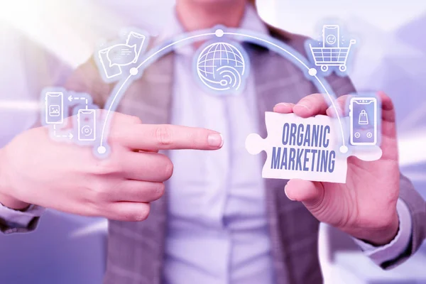 Texto mostrando inspiração Organic Marketing. Ideia de negócio recebendo seus clientes para vir até você naturalmente ao longo do tempo Mulher de negócios Apontando quebra-cabeça Peça Desbloquear Nova tecnologia futurista. — Fotografia de Stock