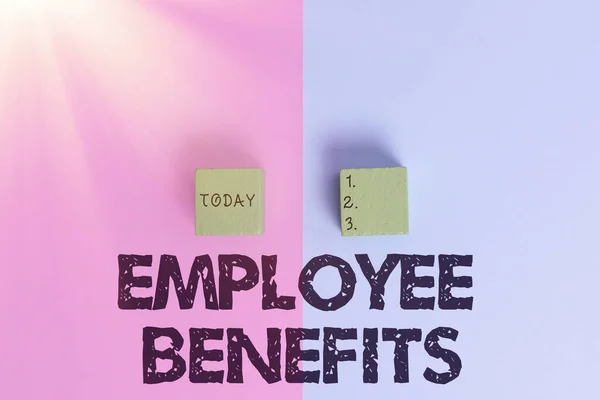 Концептуальная подпись Employee Benefits. Платежи по бизнес-подходу, осуществляемые сотрудникам, не зависящим от размера заработной платы Два объекта расположены лицом наружу на отдельном цветном фоне — стоковое фото
