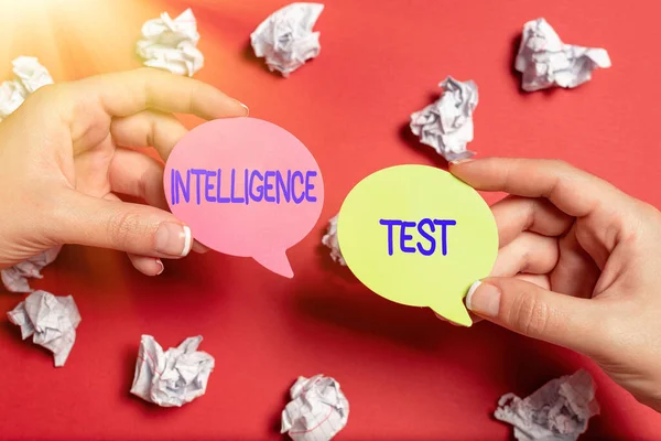 Tekst met inspiratie Intelligentie Test. Business concept test ontworpen om het vermogen om te denken en redeneren te meten Brainstorming Problemen En Oplossingen Vragen stellen Relevante Vragen — Stockfoto