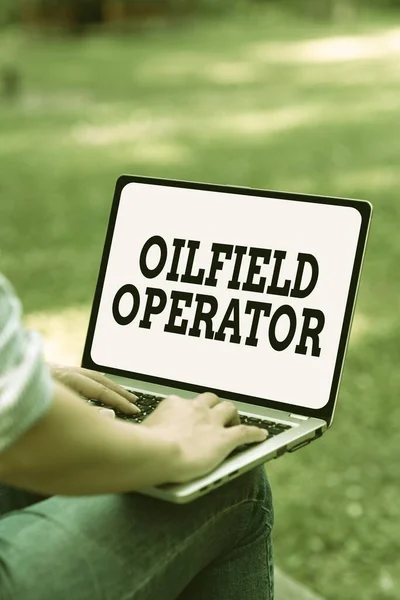 Inspiração mostrando sinal Oilfield Operator. Conceito de Internet responsável por otimizar a produção dos poços de petróleo Empregos online e trabalhar remotamente conectando as pessoas — Fotografia de Stock