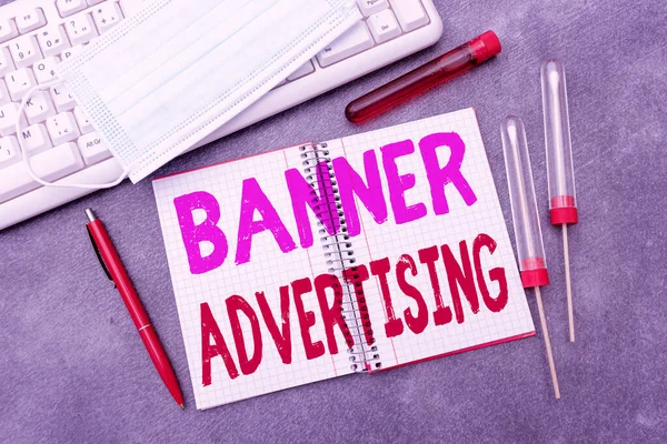 Skriv under med Banner Advertising. Affärsidé annons som visas på toppen av en webbsida skriva medicinska anteckningar vetenskapliga studier och behandlingsplaner — Stockfoto