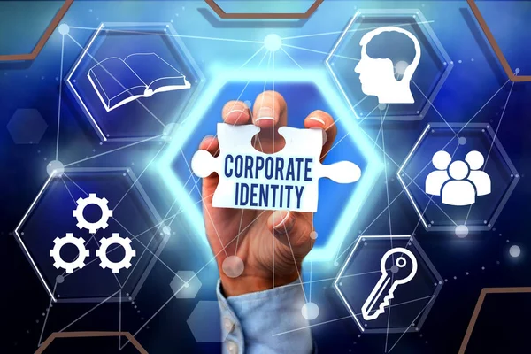 Konzeptionelle Darstellung Corporate Identity. Konzept bedeutet Unternehmen oder Unternehmen präsentieren sich der Öffentlichkeit Hand Holding Puzzleteil Freischaltung neuer futuristischer Technologien. — Stockfoto