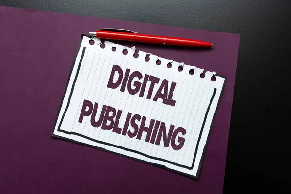 Escrita exibindo texto Digital Publishing. Palavra Escrita em conteúdo que distribuiu digitalmente pela Internet Pensando em Novas Ideias Brilhantes Renovando Criatividade e Inspiração — Fotografia de Stock