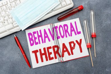 Davranış terapisini gösteren bir tabela. İş genel değerlendirmesi, tıbbi notlar, bilimsel çalışmalar ve tedavi planları yazarak potansiyel olarak kendine zarar veren davranışların değişmesine yardımcı olur.