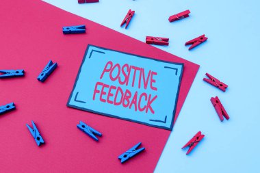 Kavramsal görüntü Pozitif Geri bildirim. İş yaklaşımı iyi ve memnun müşterilerden gelen harika yorumlar Önemli Notlar yazarak Mesajları ve Öğeleri Listeleme