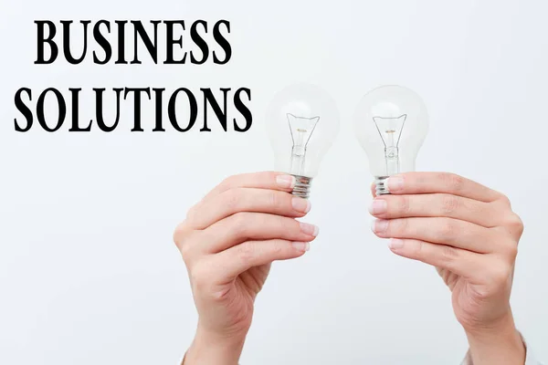 Teken het tonen van Business Solutions. Business concept ideeën gebruikt om een bedrijf te helpen zijn doelstellingen te bereiken twee handen holding lamp tonen of presenteren van nieuwe technologie ideeën — Stockfoto