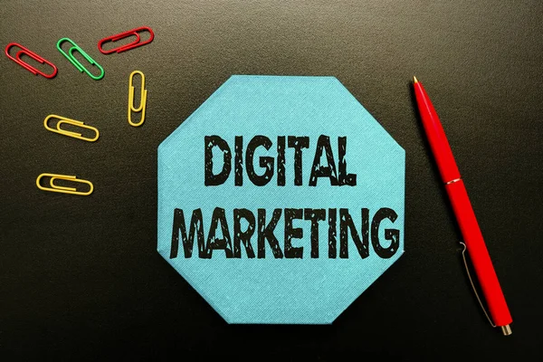 Ispirazione mostrando segno Digital Marketing. Business vetrina di marketing di prodotti utilizzando le tecnologie digitali Pensare nuove idee luminose Rinnovare la creatività e l'ispirazione — Foto Stock