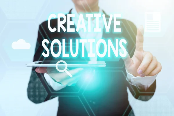 Creative Solutionsを表示します。問題の解決策を作成するためのインターネットの概念の精神的なプロセス訴訟における女性将来の仮想ボタンに指を指すタブレットを保持. — ストック写真