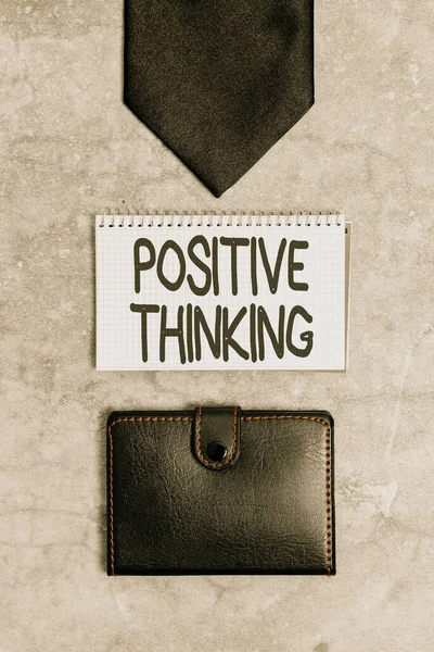 Écriture affichant le texte Positive Thinking. Concept d'affaires attitude mentale dans laquelle vous vous attendez à des résultats favorables Présentation quotidienne Carry Essentials, Affichage du contenu de poche — Photo