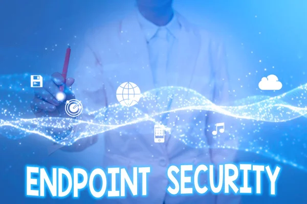 Skriv under med Endpoint Security. Ord för metoden för att skydda företagsnätverket Lady In Uniform Holding Tablet In Hand Praktiskt taget Tappning Futuristiska Tech. — Stockfoto