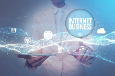 El yazısı internet işi. İnternet üzerinden yapılan iş görüşmeleri veya ticari işlemler Üniformalı Kadın Tutma Tableti Elde Fütürist Teknolojiye Dokunuyor.