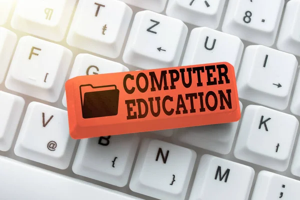컴퓨터 교육 관련 문서 작성. 온라인 친구들 과 연결되는 컴퓨터를 작동시키기 위한 기본적 인 지식 과 기술을 얻기 위한 단어, 인터넷에서 정보를 만드는 방법 — 스톡 사진