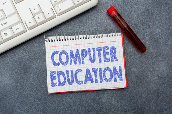 Texto que muestra inspiración Computer Education. Idea de negocio adquirir conocimientos básicos y habilidades para operar computadoras Escribir notas médicas Estudios científicos y planes de tratamiento — Foto de Stock