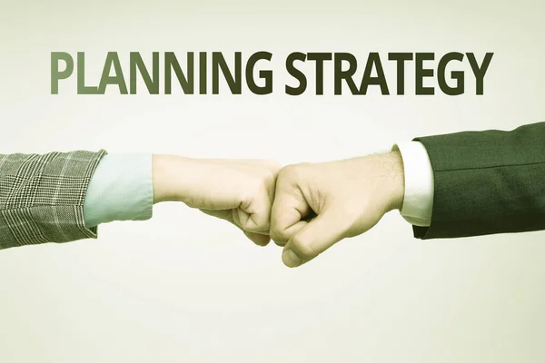 Text bildtext presenterar Planeringsstrategi. Affärsidé systematisk process för att föreställa sig en önskvärd framtid Två professionella välklädda företag Handslag Inomhus — Stockfoto