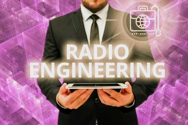 Ręczny napis Radio Engineering. Pomysł na biznes Dotyczący eksploatacji i naprawy sprzętu radiowego Man In Office Uniform Holding Tablet Displaying New Modern Technology. — Zdjęcie stockowe