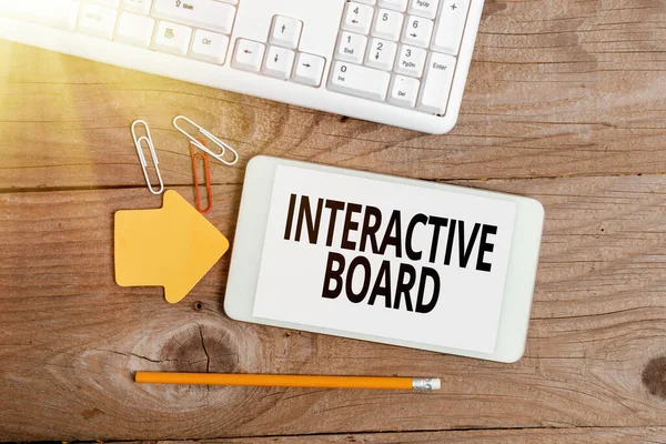 Texto de escritura a mano Interactive Board. Concepto de negocio independiente pantalla táctil ordenador utilizado de forma independiente Visualización de diferentes notas de etiqueta engomada de color Arreglado en flatlay Lay fondo — Foto de Stock