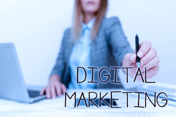 Didascalia di testo che presenta Digital Marketing. Business concept marketing di prodotti con tecnologie digitali Architetto Colloquio Client, Reporther Gathering Informazioni Importanti — Foto Stock