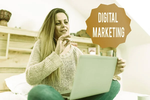 Tekenen met digitale marketing. Business idee marketing van producten met behulp van digitale technologieën Casual Internet Surfen, Student Onderzoek Online Websites — Stockfoto