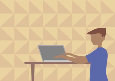 İşadamı, tahta masanın üstüne dizüstü bilgisayar kullanarak çizim yapıyor. Centilmen Oturan Tasarım Ofis Verimliliğini Gösteren Not Defteri Bilgisayarını Kullanıyor.