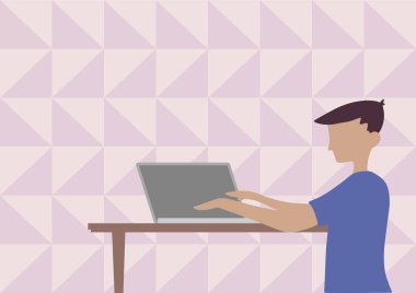 İşadamı, tahta masanın üstüne dizüstü bilgisayar kullanarak çizim yapıyor. Centilmen Oturan Tasarım Ofis Verimliliğini Gösteren Not Defteri Bilgisayarını Kullanıyor.