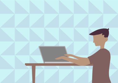 İşadamı, tahta masanın üstüne dizüstü bilgisayar kullanarak çizim yapıyor. Centilmen Oturan Tasarım Ofis Verimliliğini Gösteren Not Defteri Bilgisayarını Kullanıyor.