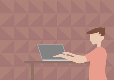 İşadamı, tahta masanın üstüne dizüstü bilgisayar kullanarak çizim yapıyor. Centilmen Oturan Tasarım Ofis Verimliliğini Gösteren Not Defteri Bilgisayarını Kullanıyor.