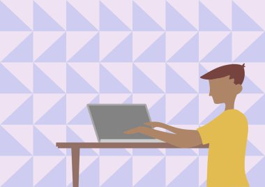 İşadamı, tahta masanın üstüne dizüstü bilgisayar kullanarak çizim yapıyor. Centilmen Oturan Tasarım Ofis Verimliliğini Gösteren Not Defteri Bilgisayarını Kullanıyor.