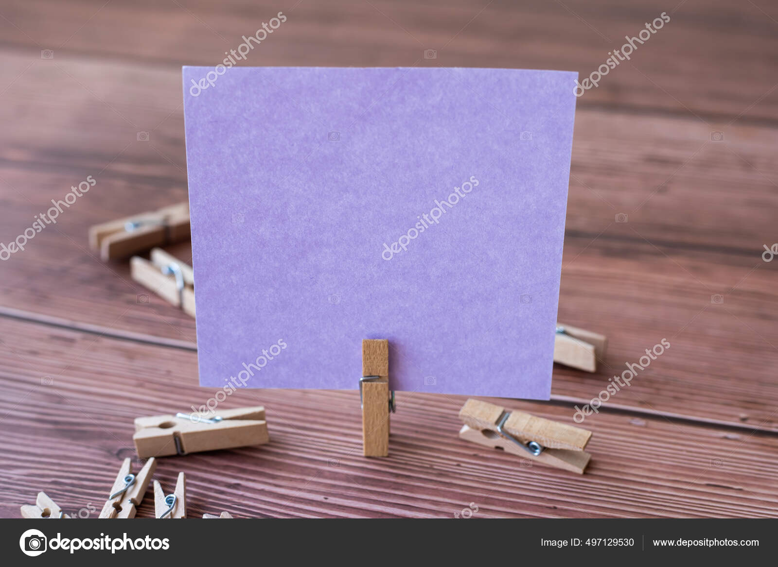 Fotos de Nota cuadrada en blanco rodeada de clips de lavandería que