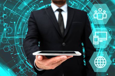 Ofisteki Üniformalı Adam Yeni Modern Teknolojiyi Gösteren Tablet Duruyor. İşletmedeki Centilmen Yeni Gelecek Teknolojisini Gösteren Sekmeyi Taşıyor.