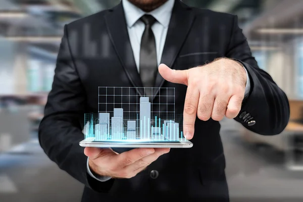 Hombre de pie uniforme sosteniendo la tableta y virtualmente escribiendo con la pluma. Hombre de negocios que lleva la almohadilla escribiendo y mostrando nuevas tecnologías futuristas. —  Fotos de Stock