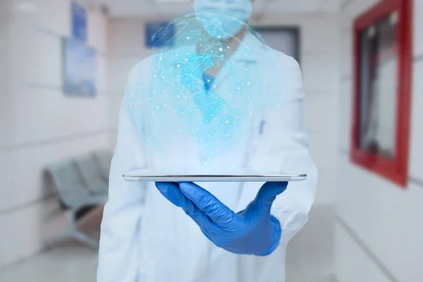 Üniformalı Doktor tablet tutuyor ve kalemle yazı yazıyor. Yeni Tıbbi Geleceğe Yönelik Teknolojileri Yazan ve Gösteren Hemşire Taşıma Defteri. — Stok fotoğraf