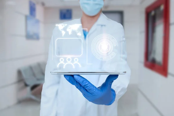 Γιατρός με στολή που κρατάει το δισκίο και σχεδόν δακτυλογραφεί με στυλό. Νοσοκόμα Carrying Pad Typing and Displaying Νέες Ιατρικές Φουτουριστικές Τεχνολογίες. — Φωτογραφία Αρχείου