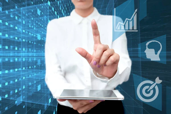 Lady en uniforme de pie sosteniendo la tableta en la mano presionando el botón de globo virtual. Mujer de negocios que lleva la ficha Poining para las nuevas tecnologías futuristas. — Foto de Stock