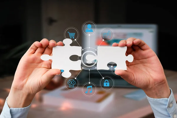 Geschäftsfrau mit Puzzleteil und zwei Händen, die neue futuristische Technologien erschließen. Palm Carrying Puzzles Teil zeigt späte innovative virtuelle Ideen. — Stockfoto