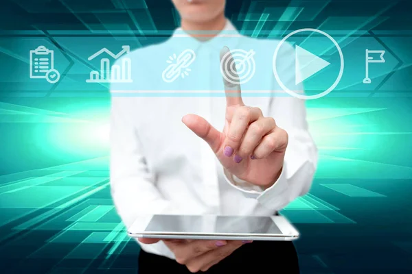 Lady In Uniform Standing Holding Tablet In mano Premendo il pulsante del globo virtuale. Bussiness donna che trasporta scheda Poining per nuove tecnologie futuristiche. — Foto Stock