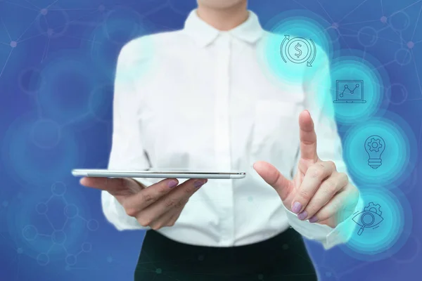 Lady In Uniform stående innehav Tablet I handen trycka Virtual Globe Knapp. Bussiness kvinna bär Tab Poining för ny futuristisk teknik. — Stockfoto