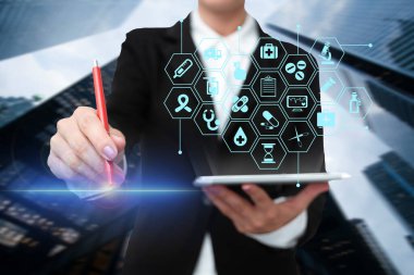 Üniformalı kadın elinde tablet tutuyor ve kalemle daktilo yazıyor. Yeni Gelecek Teknolojileri Yazan ve Gösteren İş Kadınları.