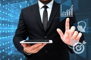 Ofis Üniformalı Adam Parmak Tutma Tableti ile Sanal Düğmeye Basıyor. İşletmedeki Centilmen Yeni Gelecek Teknolojisini Gösteren Sekmeyi Taşıyor.