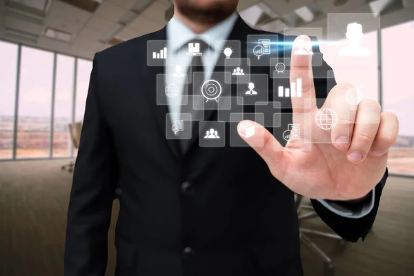 Hombre en uniforme de oficina de pie presionando el botón virtual con el dedo que sostiene la tableta. Caballero en traje de negocios que lleva la ficha señalando la nueva tecnología futurista. — Foto de Stock