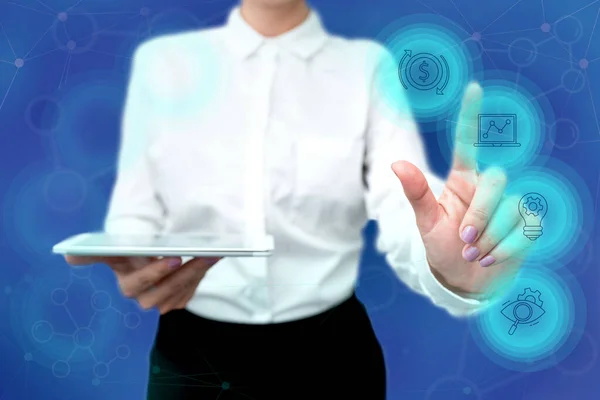 Lady in uniform staande staande tablet in de hand drukken Virtual Globe knop. Zakelijke vrouw die Tab Poining draagt voor nieuwe futuristische technologieën. — Stockfoto