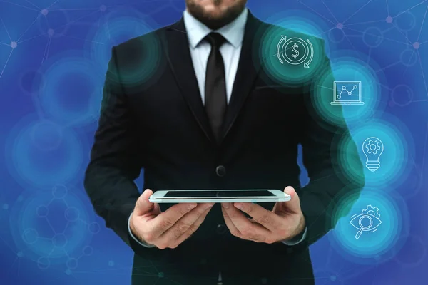 Man in Office Uniform Standing Holding Tablet Visar ny modern teknik. Gentleman i Business Attire Bära Fliken Peka Ny futuristisk teknik. — Stockfoto